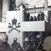 Papa João Paulo II em cima de um palanque em forma de cruz.