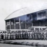 grupo de homens das tropas da Corporação, juntos a quatro ônibus, em frente ao Ginásio da Brigada Mitar.
