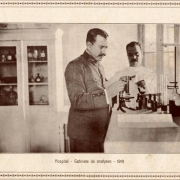Oficial e médico analisando amostras em um laboratório