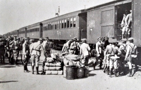 Homens inspecionado vagão de trem