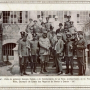Homens uniformizados posando para uma foto na entrada do Hospital da Brigada Militar