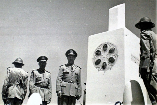 4 oficias da Brigada Militar em frente a um monumento